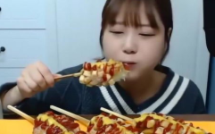 可爱小姐姐吃热狗棒,可爱小姐姐的美食瞬间