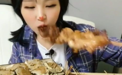 快手网红小妹吃瓜视频在线观看,带你领略快手热门美食瞬间