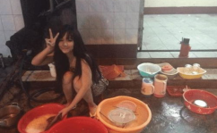 越南小姐姐抓椰子鸡,小姐姐抓椰子鸡的温馨瞬间