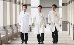吃瓜男网红穿白大褂,揭秘娱乐圈幕后真相