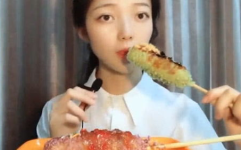 可爱小姐姐吃热狗棒,可爱小姐姐的美食瞬间