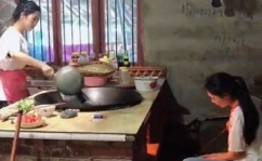 烧火小姐姐,火光中的温暖与智慧