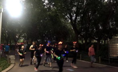 泉城公园小姐姐夜跑视频,活力四溢的都市夜景